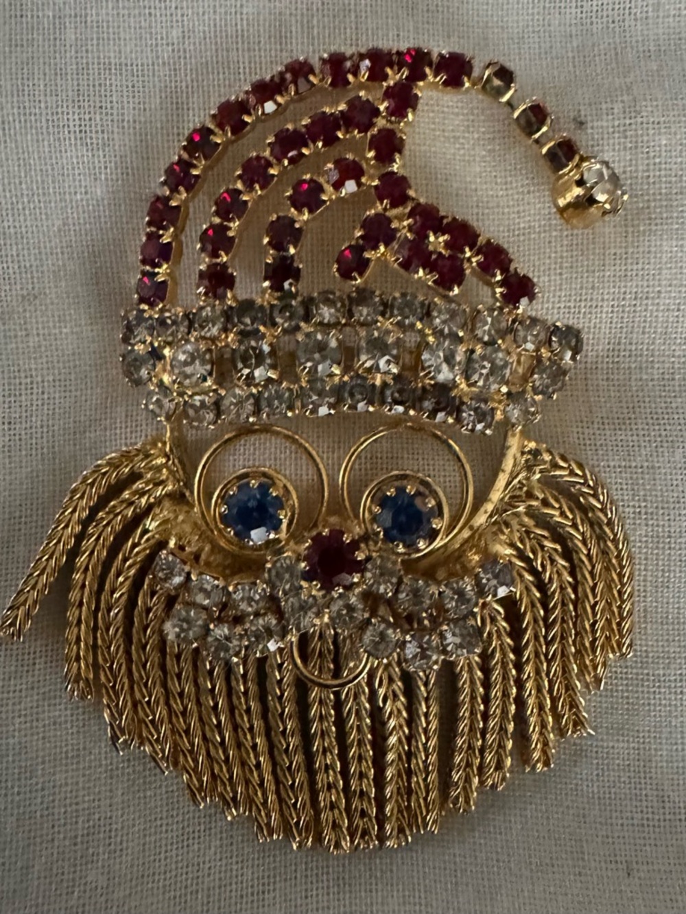 Vintage Santa Clause Brooch , fringe beard, blue eyes. Cute Christmas jewelry